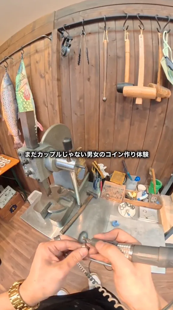 コインリング製作体験の様子を一人称視点で撮影した動画のカット