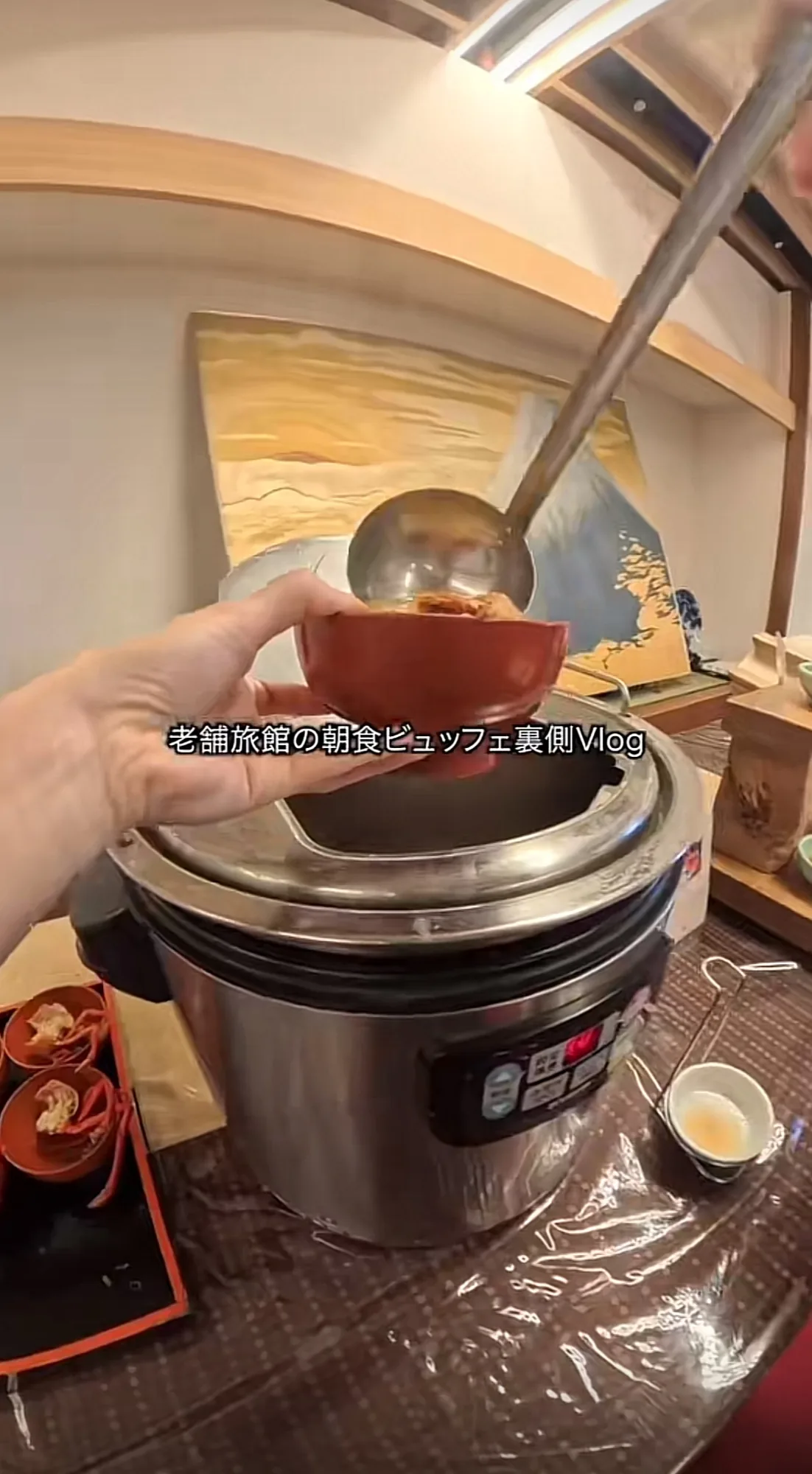 朝食ビュッフェの舞台裏を一人称視点で撮影した動画の一場面