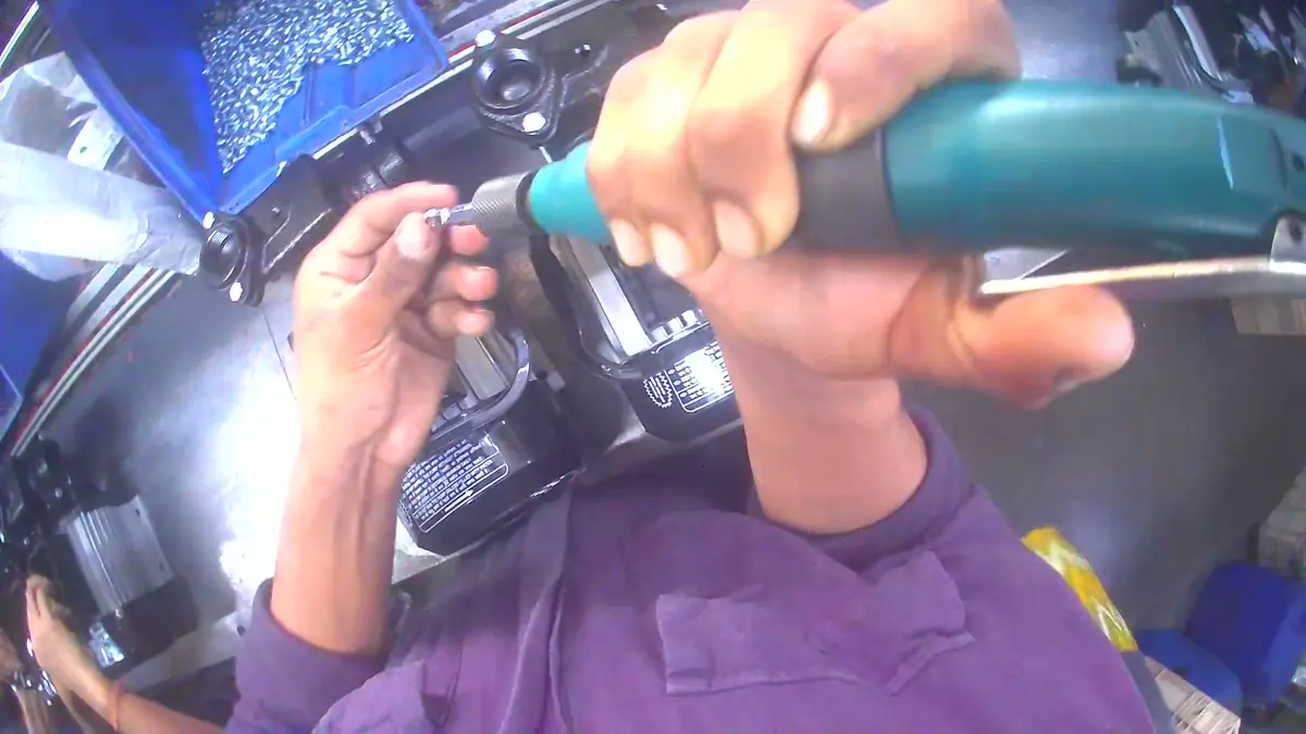 作業者の額に付けた小型カメラが捉えた映像：電動ドライバーを右手で持ち、左手の部品にビットを当てているところ