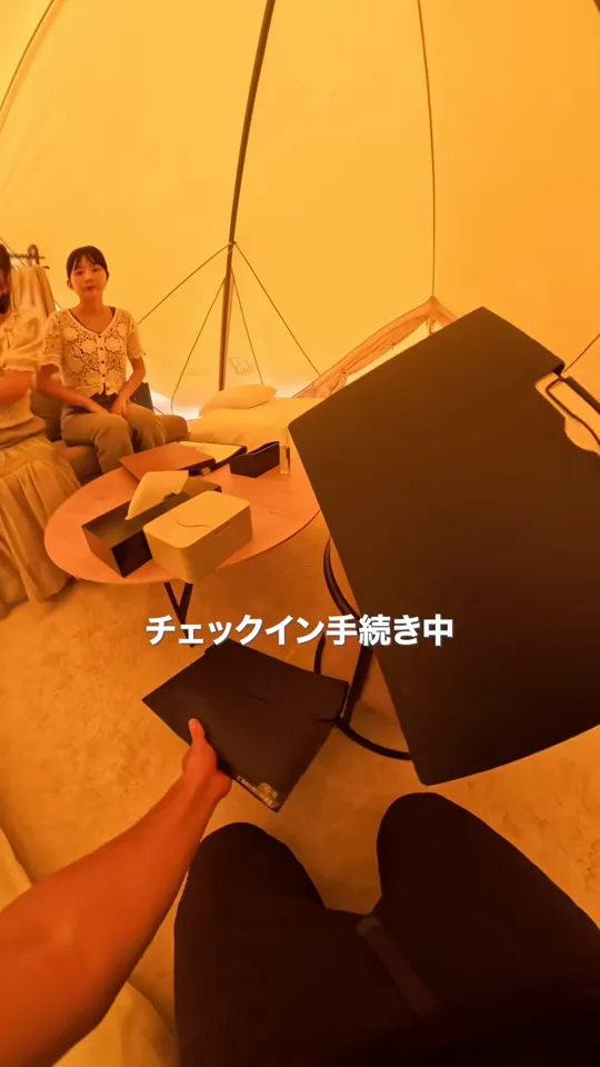 グランピング施設のスタッフがチェックイン対応をするPOV動画