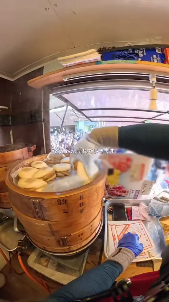 イベント会場で角煮バーガーを売るキッチンカーのPOV動画