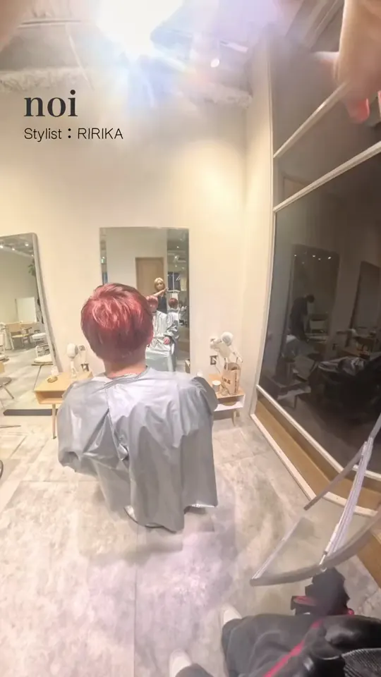 渋谷の美容室でヘアカラーをする美容師のPOV動画